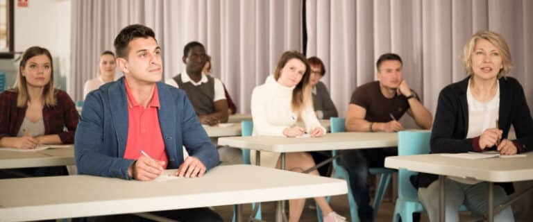 Photo couleur personnes qui prennent un cours